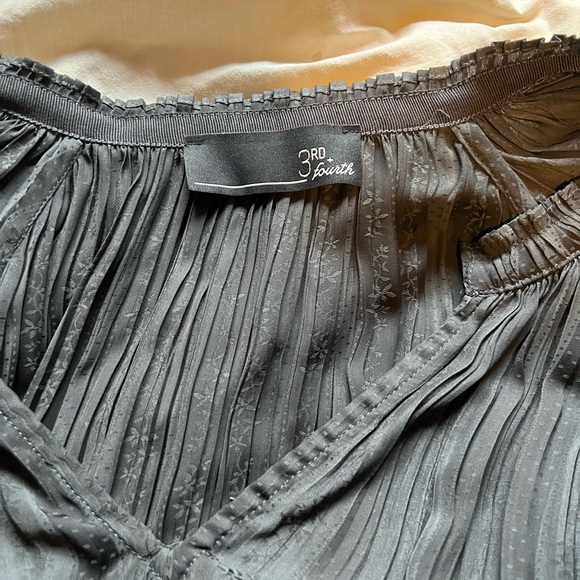 Flowy faux silk vneck blouse - Picture 3 of 6